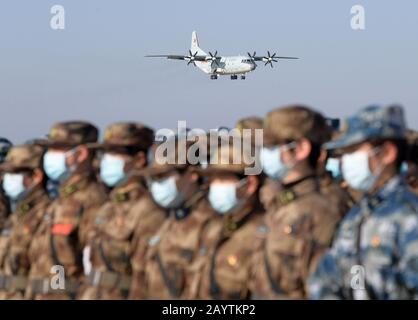 Wuhan, La Province Chinoise De Hubei. 17 février 2020. Un avion de transport de l'Armée Populaire de libération (PLA) arrive à l'aéroport international de Tianhe à Wuhan, dans la province de Hubei en Chine centrale, le 17 février 2020. Crédit: Li He/Xinhua/Alay Live News Banque D'Images