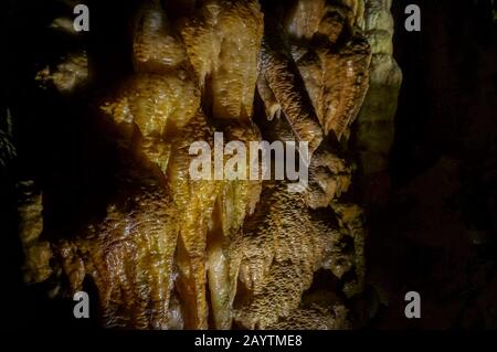 Formation de stalactites dans une grotte. Gros plan sur la géologie des grottes fond abstrait Banque D'Images