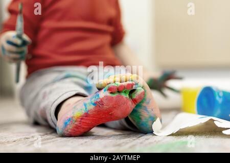 Adorable mignon caucasien petits frères et sœurs blond les enfants aiment avoir la peinture amusante avec la brosse et la paume à la maison à l'intérieur . Joyeux et joyeux enfants souriant Banque D'Images