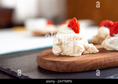 Gâteau de finglova aux fraises, dessert de pavlova, meringue aux fraises Banque D'Images