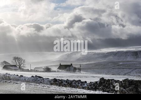 Avec La Toile De Fond Dramatique de Cronkley Est Tombé, Sprindrift Ruisseaux à travers le paysage de Upper Teesdale, comté de Durham, Royaume-Uni Banque D'Images