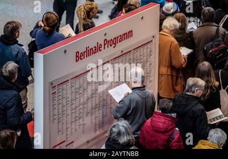 Berlin, Allemagne. 17 février 2020. Un homme s'informe sur le programme du festival sur un tableau noir avant le début de la vente de billets pour le Festival International du Film "Berlinale". Crédit: Paul Zinken/Dpa/Alay Live News Banque D'Images