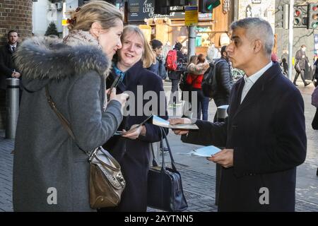 London Bridge Station, Londres, 17 Février 2020. Sadiq Khan et Joanne McCartney, vice-Major, (discussion intermédiaire avec un membre du public, et campagne pour un deuxième mandat en tant que maire de Londres à la gare du pont de Londres près de l'hôtel de ville ce matin. Il cherche à être réélu à son poste lors des prochaines élections de Londres en mai 2020. Crédit: Imagetraceur/Alay Live News Banque D'Images