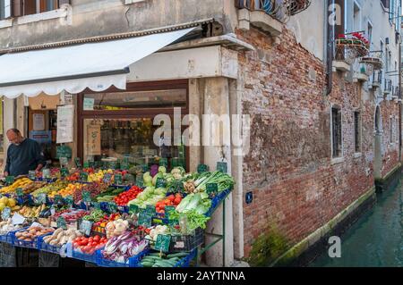 Venise, Italie - 27 septembre 2013 : magasin de produits frais avec légumes et fruits exposés dans les rues de Venise Banque D'Images