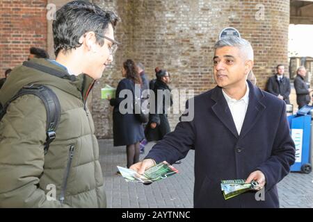 London Bridge Station, Londres, 17 Février 2020. Sadiq Khan rencontre des membres du public, pose avec son équipe et ses bénévoles et mène des campagnes pour un deuxième mandat en tant que maire de Londres à la gare de London Bridge, près de l'hôtel de ville ce matin. Il cherche à être réélu à son poste lors des prochaines élections de Londres en mai 2020. Crédit: Imagetraceur/Alay Live News Banque D'Images