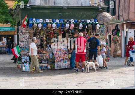 Venise, Italie - 27 septembre 2013: Les gens près de la boutique de souvenirs à Venise. Industrie touristique italienne Banque D'Images