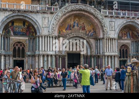 Venise, Italie - 27 septembre 2013 : les touristes sur la place Saint Marc en face de la cathédrale St Marc prennent des photos et s'amusent Banque D'Images