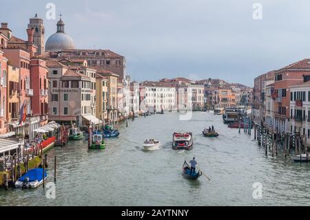 Venise, Italie - 27 septembre 2013 : Grand Canal avec gondoliers et bateaux et bâtiments historiques Banque D'Images