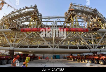 Doha. 16 février 2020. La photo prise le 16 février 2020 montre des bannières en lecture ''Wuhan Be Strong' et 'China continue Going' sur le site de construction du stade Lusail, l'un des stades de la coupe du monde de la FIFA 2022, à Lusail, au Qatar. L'installation du châssis principal en acier du stade Lurail, construit par la China Railway Construction Corporation (CRCC), s'est terminée dimanche. Crédit: Nikku/Xinhua/Alay Live News Banque D'Images