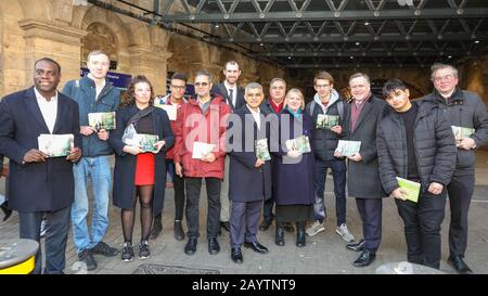 London Bridge Station, Londres, 17 Février 2020. Sadiq Khan (au milieu) est rejoint par le vice-Major Joanne McCartney à sa droite, et le chef du conseil de Southwark, Peter John, à côté d'elle. M. Khan pose avec son équipe et ses bénévoles, et fait des campagnes pour un deuxième mandat en tant que maire de Londres à la gare du pont de Londres près de l'hôtel de ville ce matin. Il cherche à être réélu à son poste lors des prochaines élections de Londres en mai 2020. Crédit: Imagetraceur/Alay Live News Banque D'Images