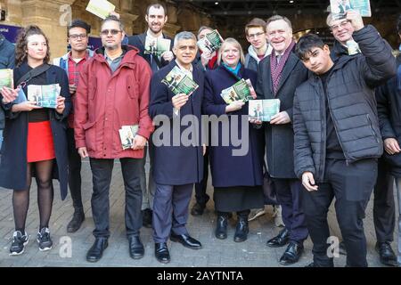 London Bridge Station, Londres, 17 Février 2020. Sadiq Khan (au milieu) est rejoint par le vice-Major Joanne McCartney à sa droite, et le chef du conseil de Southwark, Peter John, à côté d'elle. M. Khan pose avec son équipe et ses bénévoles, et fait des campagnes pour un deuxième mandat en tant que maire de Londres à la gare du pont de Londres près de l'hôtel de ville ce matin. Il cherche à être réélu à son poste lors des prochaines élections de Londres en mai 2020. Crédit: Imagetraceur/Alay Live News Banque D'Images