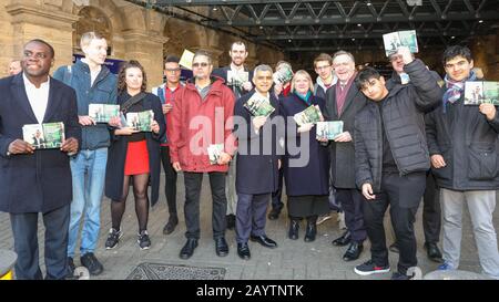 London Bridge Station, Londres, 17 Février 2020. Sadiq Khan (au milieu) est rejoint par le vice-Major Joanne McCartney à sa droite, et le chef du conseil de Southwark, Peter John, à côté d'elle. M. Khan pose avec son équipe et ses bénévoles, et fait des campagnes pour un deuxième mandat en tant que maire de Londres à la gare du pont de Londres près de l'hôtel de ville ce matin. Il cherche à être réélu à son poste lors des prochaines élections de Londres en mai 2020. Crédit: Imagetraceur/Alay Live News Banque D'Images