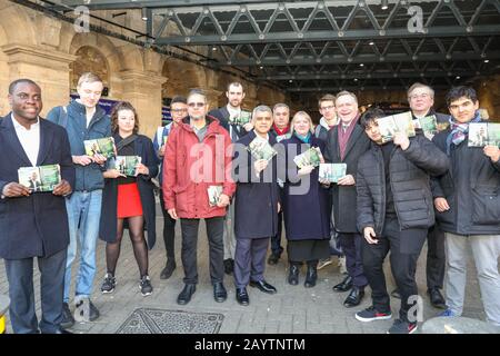 London Bridge Station, Londres, 17 Février 2020. Sadiq Khan (au milieu) est rejoint par le vice-Major Joanne McCartney à sa droite, et le chef du conseil de Southwark, Peter John, à côté d'elle. M. Khan pose avec son équipe et ses bénévoles, et fait des campagnes pour un deuxième mandat en tant que maire de Londres à la gare du pont de Londres près de l'hôtel de ville ce matin. Il cherche à être réélu à son poste lors des prochaines élections de Londres en mai 2020. Crédit: Imagetraceur/Alay Live News Banque D'Images