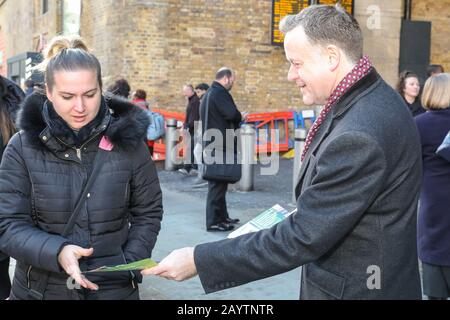 London Bridge Station, Londres, 17 Février 2020. Le chef du conseil de Southwark, Peter John, rencontre les membres du public et se joint à Sadiq Khan dans sa campagne. Khan mène des campagnes pour un deuxième mandat en tant que maire de Londres à la gare de London Bridge près de l'hôtel de ville ce matin. Il cherche à être réélu à son poste lors des prochaines élections de Londres en mai 2020. Crédit: Imagetraceur/Alay Live News Banque D'Images