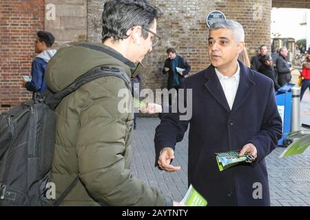 London Bridge Station, Londres, 17 Février 2020. Sadiq Khan rencontre des membres du public, pose avec son équipe et ses bénévoles et mène des campagnes pour un deuxième mandat en tant que maire de Londres à la gare de London Bridge, près de l'hôtel de ville ce matin. Il cherche à être réélu à son poste lors des prochaines élections de Londres en mai 2020. Crédit: Imagetraceur/Alay Live News Banque D'Images