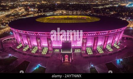 Budapest, Hongrie - vue aérienne du tout nouveau stade Ferenc Puskas de Budapest, alias Puskas Arena, avec un éclairage rose et violet unique la nuit Banque D'Images