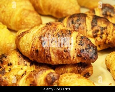 Une photo de gros plan de croissants frais à la rouddy avec croûte dorée Banque D'Images