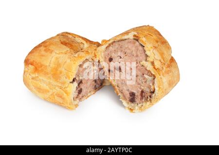 Studio tourné d'un rouleau de saucisse maison isolé sur un fond blanc - John Gollop Banque D'Images