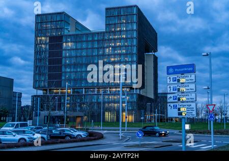 Le siège social de Thyssenkrupp dans le quartier ThyssenKrupp, le bâtiment principal en forme de cube Q, Essen, NRW, Allemagne Banque D'Images