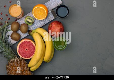 Assortiment de fruits exotiques sur fond gris, vue de dessus et espace de copie Banque D'Images