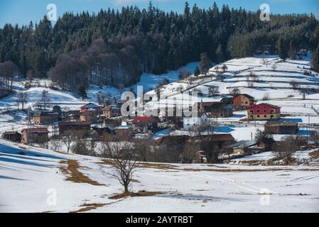 Matin d'hiver au village bulgare Krastava dans la montagne de Rhodope Banque D'Images