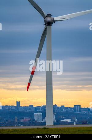 Walker sur le tas de scories de Hoheward à Herten, centrale éolienne sur le tas de scories de Hoppenbruch, vue sur les gratte-ciel d'Essen, NRW, Allemagne Banque D'Images