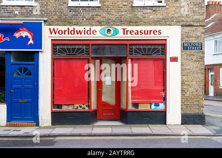 Stores rouges dans les fenêtres d'un magasin fermé Banque D'Images