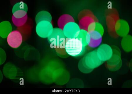 Arrière-plan abstrait avec des lumières colorées au style bokeh, des lumières scintillantes et des reflets Banque D'Images