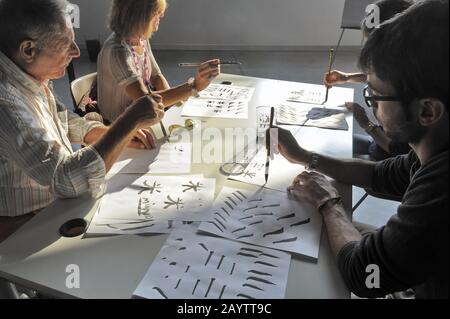 Sesto San Giovanni (Milan), Institut Confucius de l'Université d'État de Milan; "Confucius Day", une journée pour la promotion de la langue et de la culture chinoises en Italie; langue chinoise et cours d'écriture Banque D'Images