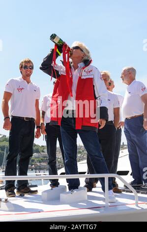 Sir Richard Branson coupe le champagne avec l'équipage original et nouveau du Challenger II Virgin Atlantic lors d'une réunion à Fowey. Banque D'Images