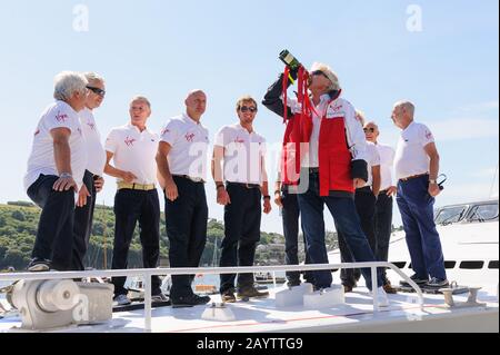 Sir Richard Branson coupe le champagne avec l'équipage original et nouveau du Challenger II Virgin Atlantic lors d'une réunion à Fowey. Banque D'Images