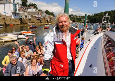 Sir Richard Branson, entrepreneur milliardaire britannique, a rencontré des fans et signé des autographes lors de la réunion de l'équipage du Challenger II de Virgin Atlantic à Fowey. Banque D'Images