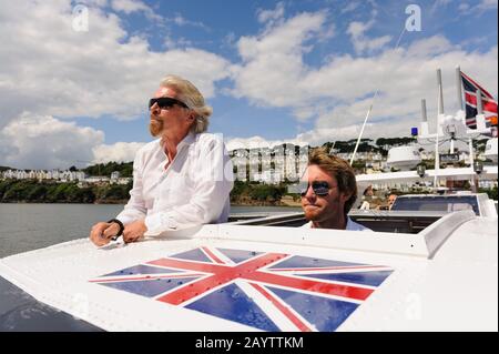 Sir Richard Branson, entrepreneur britannique, bénéficie d'une croisière sur le Challenger II Virgin Atlantic lors d'une réunion d'équipage à Fowey. Banque D'Images