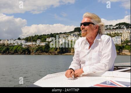 Sir Richard Branson, entrepreneur britannique, bénéficie d'une croisière sur le Challenger II Virgin Atlantic lors d'une réunion d'équipage à Fowey. Banque D'Images