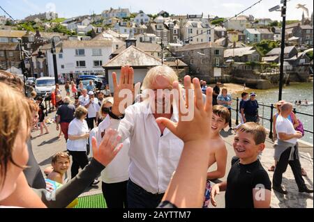 Sir Richard Branson, entrepreneur milliardaire britannique, a rencontré des fans et signé des autographes lors de la réunion de l'équipage du Challenger II de Virgin Atlantic à Fowey. Banque D'Images