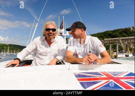 Sir Richard Branson, entrepreneur britannique, bénéficie d'une croisière sur le Challenger II Virgin Atlantic lors d'une réunion d'équipage à Fowey. Banque D'Images