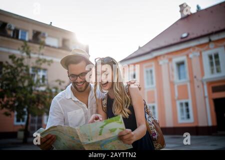 Vacances d'été, les rencontres, l'amour et du tourisme concept. Smiling couple dans la ville Banque D'Images