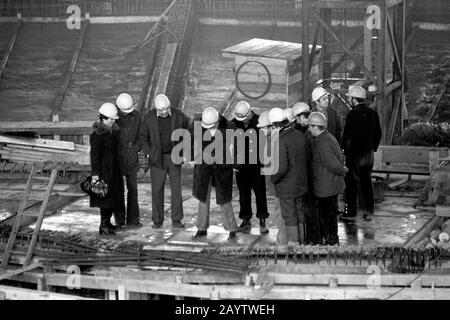 01 Janvier 1979, Saxe, Leipzig: Le Gewandhauskapellmeister Kurt Masur (4ème de gauche) visite le site de construction du nouvel Gewandhaus à Leipzig sur Karl-Marx-Platz à la fin des années 1970, accompagné par des gestionnaires de site et des ouvriers de la construction. Date exacte de l'enregistrement inconnue. Photo : Volksmar Heinz/dpa-Zentralbild/ZB Banque D'Images