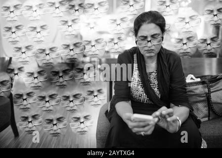 Portrait de belle femme indienne mûre utilisant le téléphone dans la ville Banque D'Images