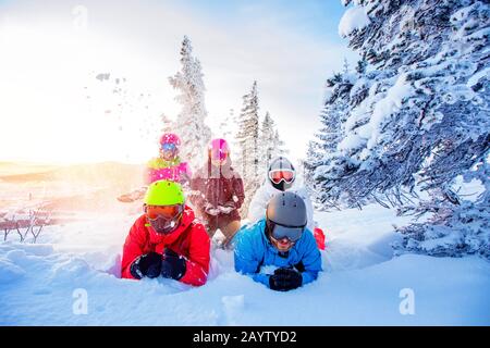 Groupe heureux amis homme snd femme snowboarders et les skieurs ayant une folle station de ski forêt d'hiver Banque D'Images