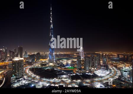 Un impressionnant spectacle de lumière et de feux d'artifice illuminent le Burj Khlaifa à Dubaï à la veille de la Journée nationale des Émirats arabes Unis 2010. Banque D'Images