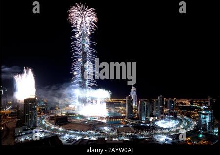 Un spectaculaire spectacle de feux d'artifice s'illumine le Burj Khalifa et le centre-ville de Dubaï pour célébrer le début du nouvel an aux Émirats arabes Unis. Banque D'Images