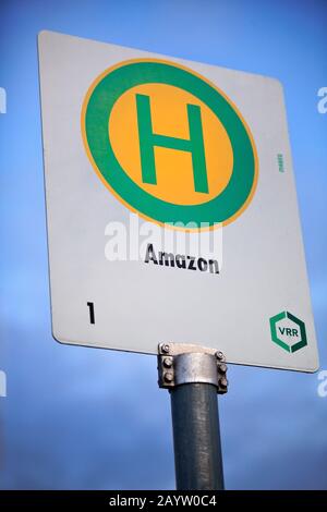Un arrêt de bus Amazon au centre logistique Rheinberg, l'un des plus grands sites d'amazon en Europe, Allemagne, Rhénanie-du-Nord-Westphalie, Ruhr Area, Rheinberg Banque D'Images