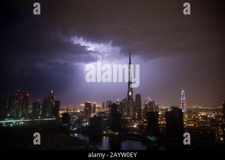 La foudre frappe le Burj Khalifa à Dubaï, aux Émirats arabes Unis, dans cette image dramatique de nuit. Banque D'Images