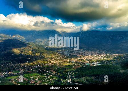 Vue aérienne du village Soller, chaîne de montagnes Serra de Tramuntana en arrière-plan, 04.01.2020, Espagne, Iles Baléares, Majorque, Soller Banque D'Images