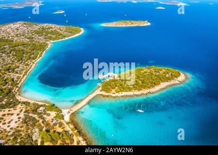 Vue aérienne de la petite île magnifique dans la baie de la mer à la journée ensoleillée Banque D'Images