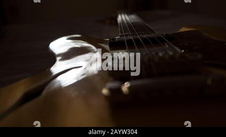 Guitare vintage archtop dans l'érable naturel gros plan arrière vue grand angle Banque D'Images