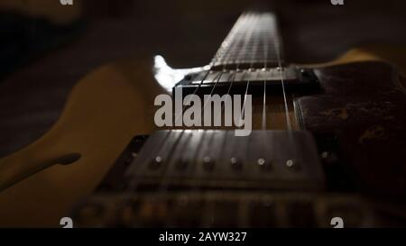 Guitare vintage archtop dans l'érable naturel gros plan arrière vue grand angle Banque D'Images