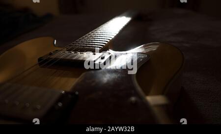 Guitare vintage archtop dans l'érable naturel gros plan arrière vue grand angle Banque D'Images