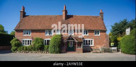 Le pub traditionnel de campagne ou la maison publique, Le Bell Inn à Aldworth, Berkshire, gagnant du CAMRA Pub de l'année 2019, en été soleil Banque D'Images